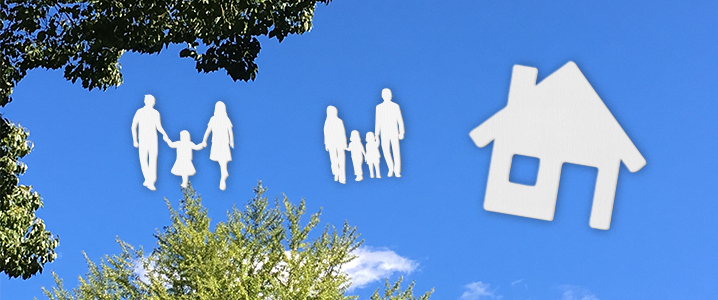 青空に家族と住宅のシルエットを表示したイメージ