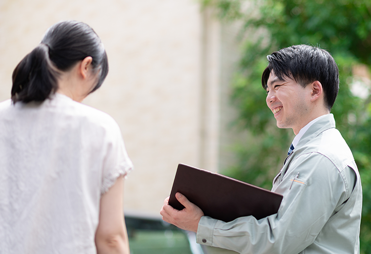 スタッフとお客様が話している様子